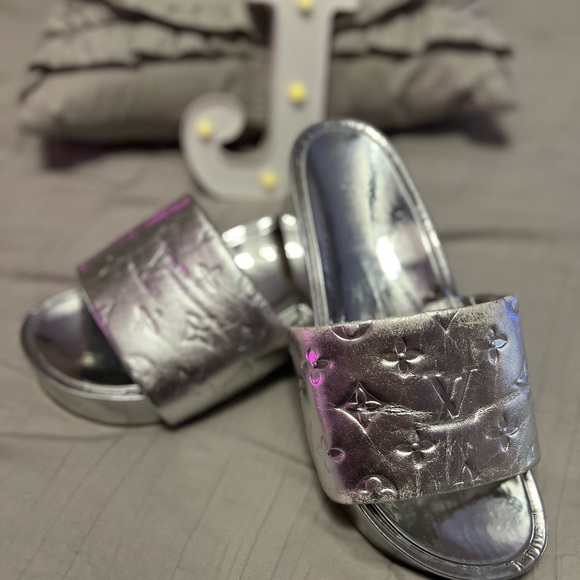 Louis Vuitton silver shoes/sandals - Picture 14 of 15